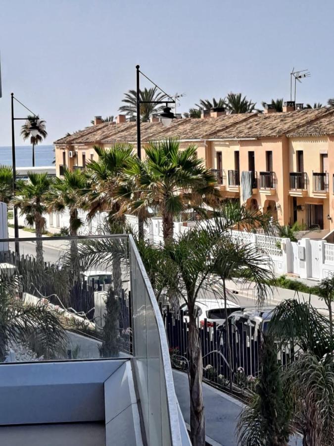Luxury Complex Beachfront Apartment, Infinity Pool, Sauna, Gym And Large Terrace Torremolinos Buitenkant foto