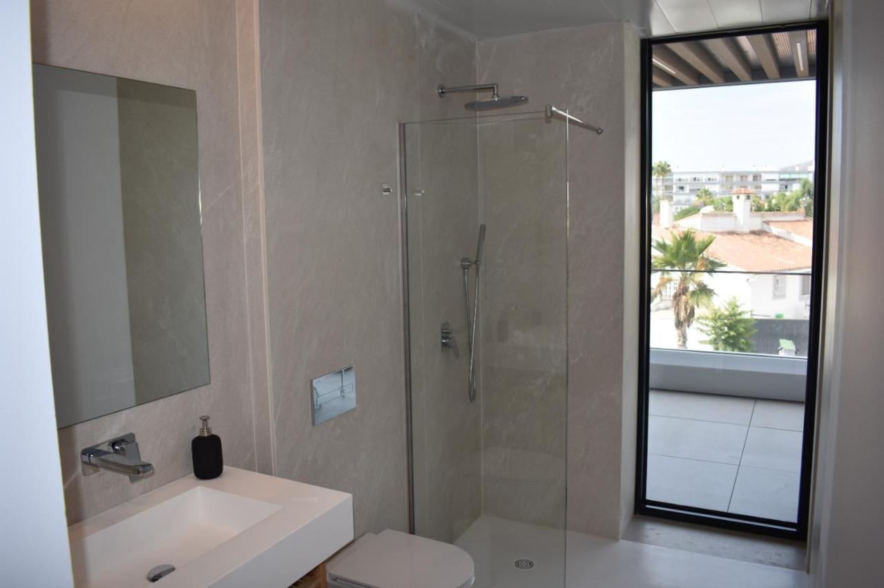 Luxury Complex Beachfront Apartment, Infinity Pool, Sauna, Gym And Large Terrace Torremolinos Buitenkant foto