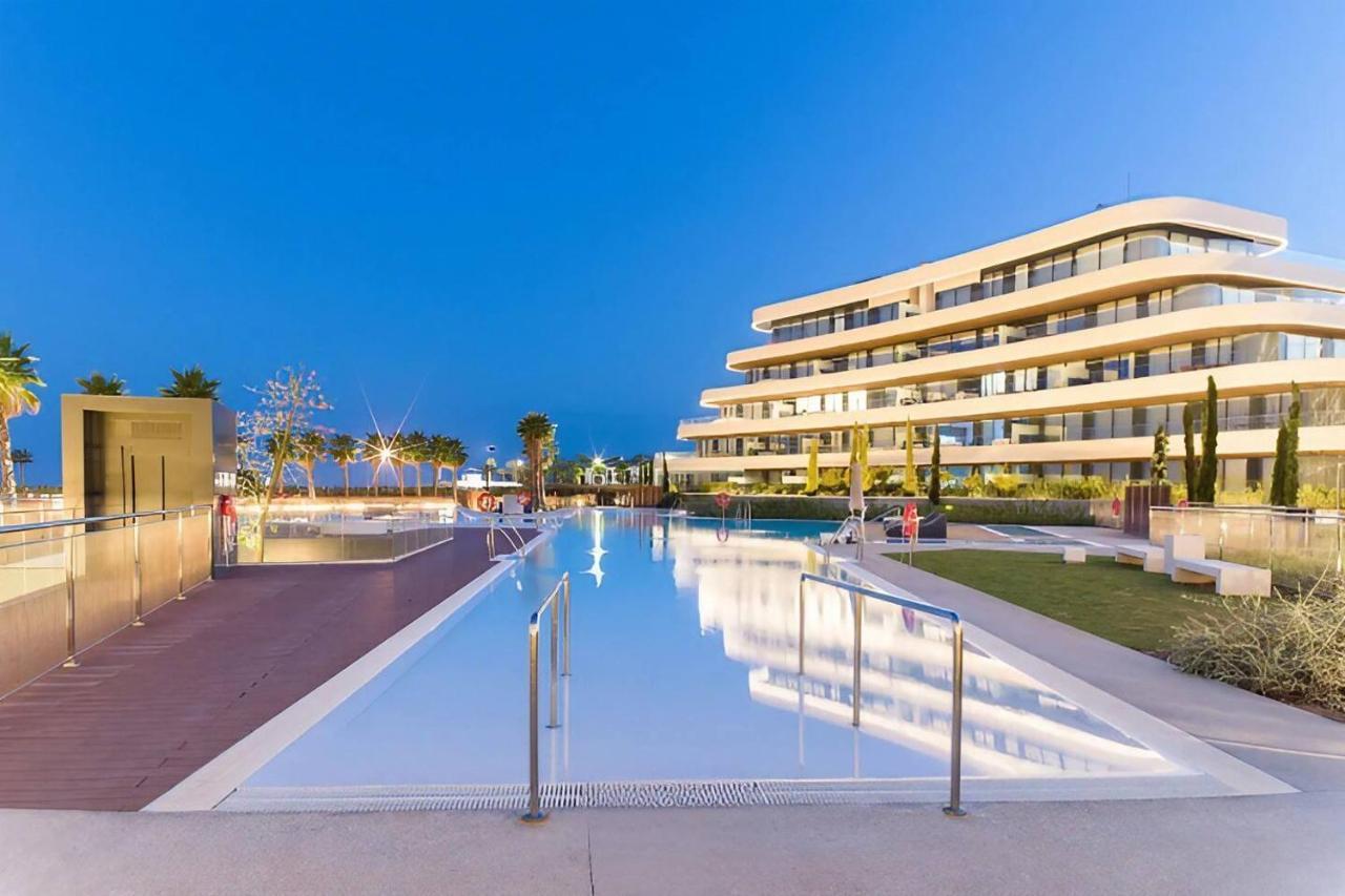 Luxury Complex Beachfront Apartment, Infinity Pool, Sauna, Gym And Large Terrace Torremolinos Buitenkant foto