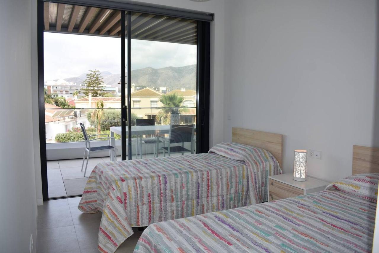 Luxury Complex Beachfront Apartment, Infinity Pool, Sauna, Gym And Large Terrace Torremolinos Buitenkant foto
