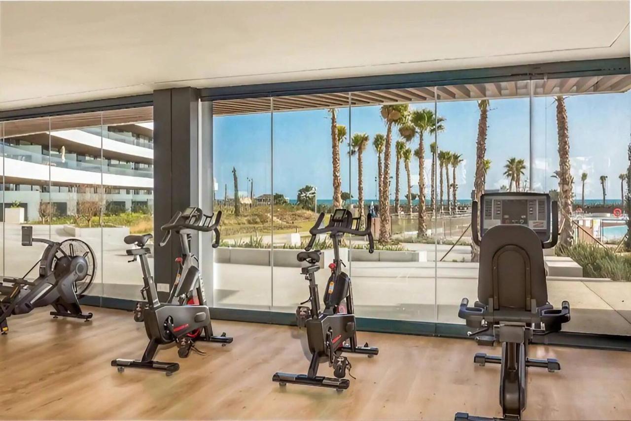 Luxury Complex Beachfront Apartment, Infinity Pool, Sauna, Gym And Large Terrace Torremolinos Buitenkant foto